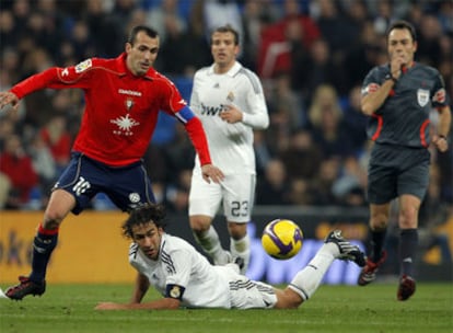 Pérez Burrull pita una falta de Puñal a Raúl en el Real Madrid-Osasuna del domingo.