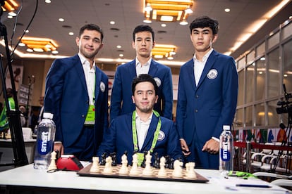 Equipo de Uzbekistán: Sindárov, Abdusattórov, Ya9kúbboev y Vajídov