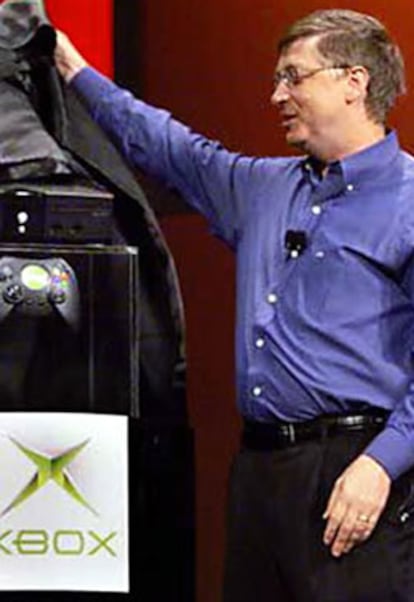 Gates no quiso recluir a Microsoft al campo de los ordenadores personales, y en 2001 la empresa puso en el mercado la consola de videojuegos Xbox. Aunque a mediados de 2005 se habían comprado en todo el mundo más de 22 millones de unidades, superando a uno de los líderes del mercado, Nintendo, este dispositivo no logró situarse por encima de la también japonesa Sony y su play Station. Ahora la apuesta de Gates por los juegos se llama Xbox 360, que ha logrado lanzar antes que la nueva generación de consolas de Sony, lo que supone una gran ventaja competitiva.