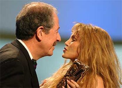 Denys Arcand, recibiendo uno de los <i>cesar </i><b>de manos de la actriz Arielle Dombasie.</b>