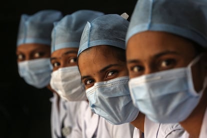 Trabalhadoras da saúde aguardam na fila para tomar a vacina contra a covid-19 em Mumbai, na Índia, em 30 de janeiro.