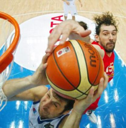 Jorge Garbajosa tapona a Papaloukas durante la final del Mundial de Japón, en la que España derrotó a Grecia por 70- 47.