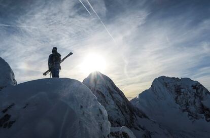 Un esquiador permanece en la cima del glaciar Dachstein, en Ramsau (Austria).