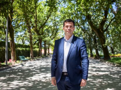 Gonzalo Caballero, candidato del PSdeG-PSOE, en la Alameda de Santiago de Compostela.