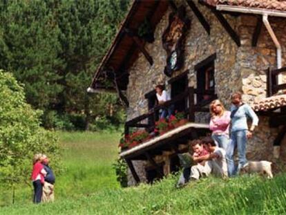 La casa rural Txopebenta, en Gautegiz-Arteaga (Vizcaya), fue pionera en este tipo de alojamiento en el País Vasco. En su caserío del siglo XIX se ofrecen cinco habitaciones dobles (41 euros) y una triple.