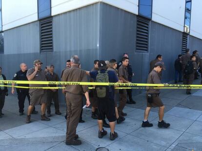 Desalojo de la central de UPS en San Francisco tras los altercados.