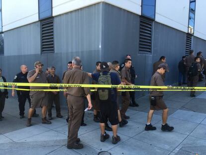 Desalojo de la central de UPS en San Francisco tras los altercados.