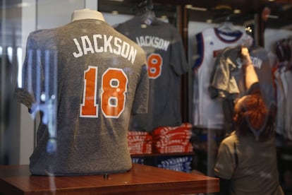 La camiseta de Phil Jackson con el n&uacute;mero 18, el que llevaba cuando fue jugador de los Knicks, ya estaba a la venta en la tienda oficial del club nada m&aacute;s ser presentado como presidente.