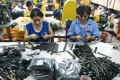 Mujeres trabajan en una  fábrica peruana de cremalleras Rey.