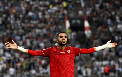 En-Nesyri celebra el tanto conseguido del Sevilla ante el Manchester City.