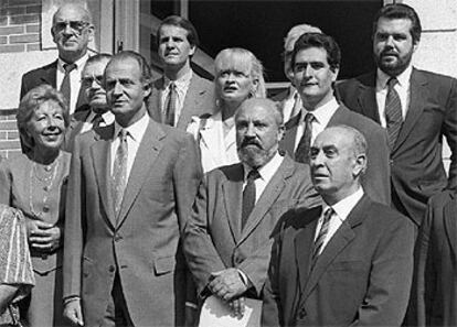 Fotografía tomada el 19 de septiembre de 1990, en la que aparece Juan Carlos I con los miembros de la junta directiva de la sociedad asturiana Amigos de la Avellana, entre quienes figuran Jesús Ortiz (arriba a la derecha, con barba).
