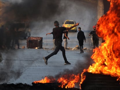 Un manifestante palestino lanzaba piedras el domingo a soldados israelíes, en la ciudad cisjordana de Ramala.