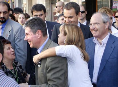 La vicepresidenta del PSC, Manuela de Madre, abraza a Bartomeu Muñoz, ante Zapatero y Montilla, en 2006.