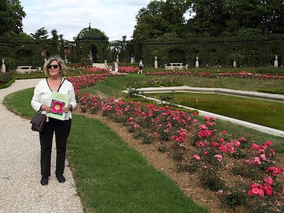 Matilde Ferrer en la rosaleda de L'Hay-les-Roses, cerca de París.