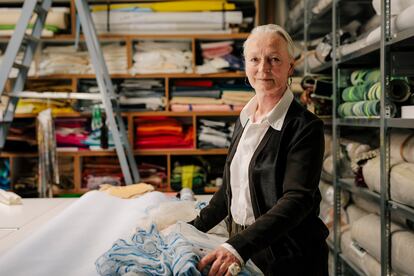 Petra Blaisse, en su zona de trabajo en su estudio de Ámsterdam.