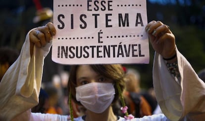 Garota segura cartaz durante protesto em São Paulo, na última sexta, contra as mudanças climáticas.