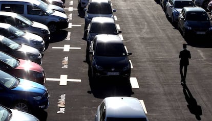 Varios coches aparcados en un concesionario de Volkswagen en Madrid.