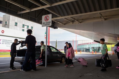 Pasajeros arriban al Aeropuerto de Toluca, en el Estado de México.