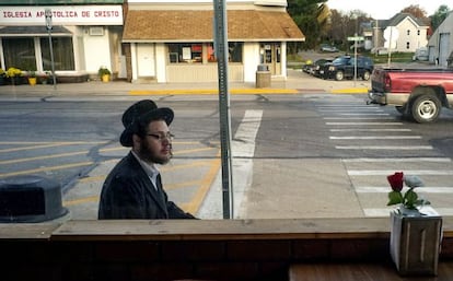 Davant del restaurant Sabor de México desfila la vida a Postville (Iowa).