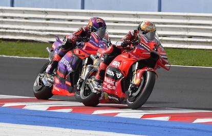 Bagnaia (derecha) y Jorge Martín (izquierda) durante la carrera del GP de la Emilia-Romaña el pasado fin de semana.