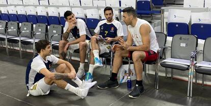 Reencuentro de los internacionales argentinos, plata en el pasado Mundial, antes del partido. De izq. a dch. los madridistas Laprovittola, Deck, Campazzo y el pívot del Armani Milán, Luis Scola