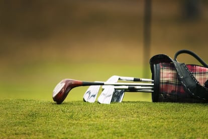 Llevar los palos de golf de los participantes del 'tour' de la Asociación de Golfistas Profesionales de Estados Unidos, se paga a una media de 1.200€ por competición, más el 10% del premio del que queda en primer lugar; el 8% si el golfista queda entre los 10 mejores; o el 5% por cualquier otro ingreso económico, según el portal informativo <a href="http://www.ehowenespanol.com/cuanto-gana-caddie-golf-profesional-sobre_432452/"target="blank">'Ehow'</a>. Entre sueldo, primas y propinas, un 'caddie' profesional puede ganar unos 44.000 € al año. Claro que no todo es júbilo, ya que debe estar preparado para recibir pelotazos, accidentes con los carritos o compartir la responsabilidad del fracaso del deportista.