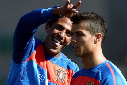 Bruno Alves y Cristiano Ronaldo bromean durante un entrenamiento de Portugal.