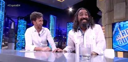 El Cigala en &#039;El Hormiguero&#039; con su responsable, Pablo Motos (izquierda).