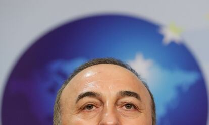 Primer plano de la mirada del ministro de Exteriores turco, Mevlut Cavusoglu, durante el comunicado que emitió este jueves en Bruselas, Bélgica, junto al alto representante de la Política Exterior de la UE, Josep Borrell (no visible en la foto), en un contexto de tensión entre Bruselas y Ankara.