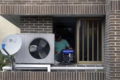 Um homem conecta uma usina de energia portátil em seu apartamento em Caracas (Venezuela). Atualmente, o aluguel de um equipamento de 100 quilovolts-ampères tem um preço de cerca de 350 dólares por dia. Os pedidos de geradores e máquinas de no-break dispararam depois que um blecaute na noite passada deixou quase todo o país no escuro por cinco dias.