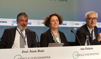 Ana Palacio, amb l'economista en cap i gerent del Departament d'Investigació del BID, José Juan Ruiz (esquerra) i Miquel Nadal, aquest divendres.