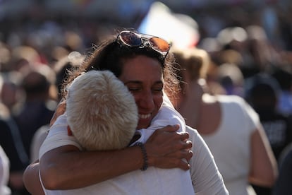 Alegría en la plaza de San Pedro del Vaticano tras la fumata blanca. 