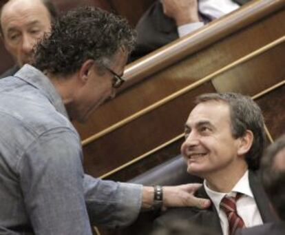 Xabier Mikel Errekondo (Amaiur) saluda a José Luis Rodríguez Zapatero en el Congreso.