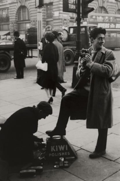 Sergio Larraín, retratado en Londres en 1958.