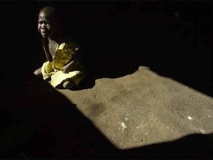 Un niño hambriento llora en un hospital de Kuito, a unos 500 kilómetros al sureste de Luanda (Angola). La imagen es de junio de 2002.