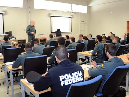 Alumnos de la Academia de Oficiales de la Guardia Civil, durante una clase.