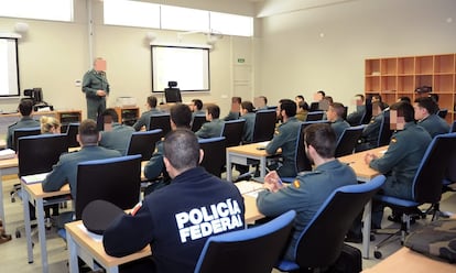 Alumnos de la Academia de Oficiales de la Guardia Civil, durante una clase.