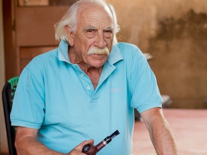 Sergio Adámoli posa en el porche de su vivienda en Beleko, Malí.