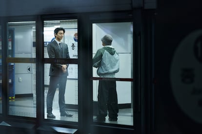 El actor Gong Yoo volver como el Reclutador, el trajeado y sonriente hombre del maletn que reparte bofetadas y tarjetas con el cuadrado, el tringulo y el crculo. En la imagen, junto a un incauto en la temporada 2.