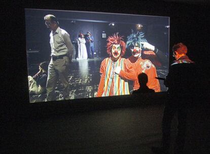 Uns imagen del filme <b><i>Bilbao Song</b></i>, en el momento en el que figuran en escena Julen Madariaga y los payasos Pirritx eta Porrotx, dentro de la exposición de Peter Friedl en la Sala Rekalde.