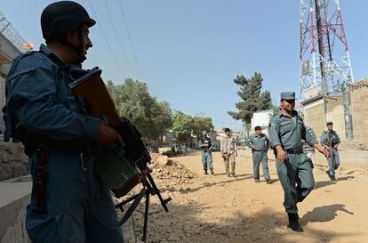 Policías afganos custodian las cercanías del Palacio Presidencial.