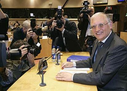 Günter Verhuegen, comisario europeo para la Ampliación, durante una reunión celebrada ayer en Bruselas.