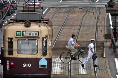 Tanto Hiroshima como Nagasaki cuentan con el tranvía como principal medio de transporte público. Los vagones fueron importados del extranjero en 1912. Tres días después del lanzamiento de la bomba sobre Hiroshima, el tranvía volvía a funcionar en la ciudad. El mismo día caía la segunda bomba sobre Nagasaki.