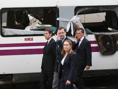 Rajoy visita el lugar del accidente junto a Feij&oacute;o y a la entonces ministra de Fomento, Ana Pastor.