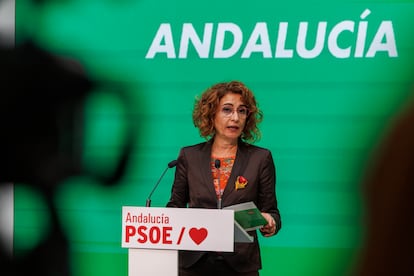 La vicepresidenta primera del Gobierno y ministra de Hacienda, María Jesús Montero, durante su comparecencia ante los medios en la sede del PSOE de Andalucía, en Sevilla.