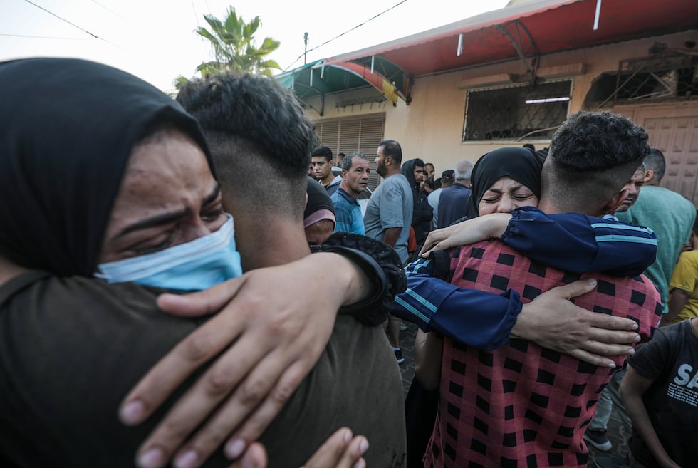 Familiares de las víctimas de un ataque aéreo israelí contra el campo de refugiados de al Bureij (en el centro de la franja de Gaza) lloran durante los funerales, este martes.