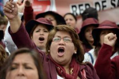 Obstetrices estatales protestan frente a la sede del Ministerio de Salud en Lima (Perú).