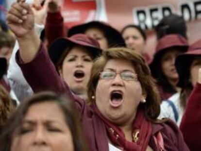 Obstetrices estatales protestan frente a la sede del Ministerio de Salud en Lima (Perú).