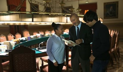 Lisbeth Tipantasig, Arturo Pérez-Reverte y Rodrigo del Campo en la sala de plenos de la Real Academia Española, en Madrid