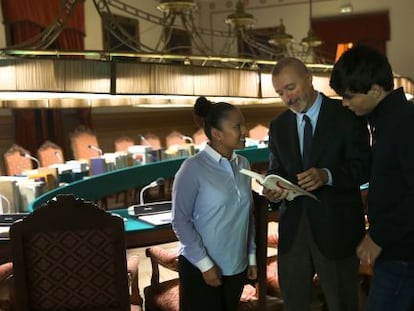 Lisbeth Tipantasig, Arturo Pérez-Reverte y Rodrigo del Campo en la sala de plenos de la Real Academia Española, en Madrid